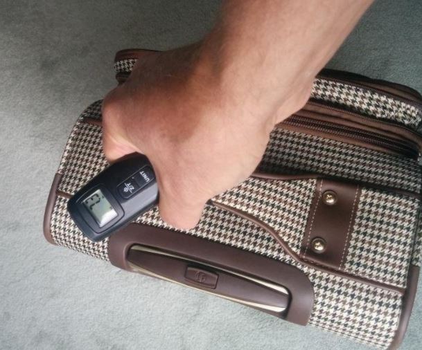 digital-hanging-luggage-scale