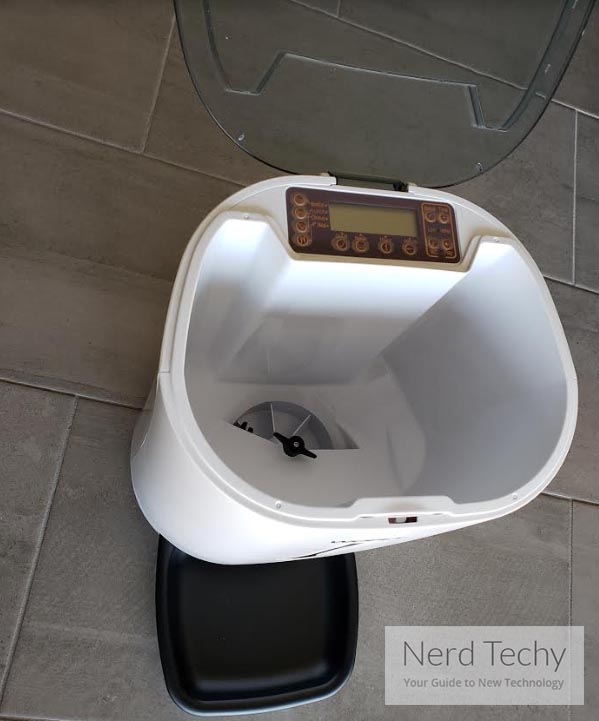 A Detailed Review of the Wopet Automatic Pet Feeder - Nerd Techy