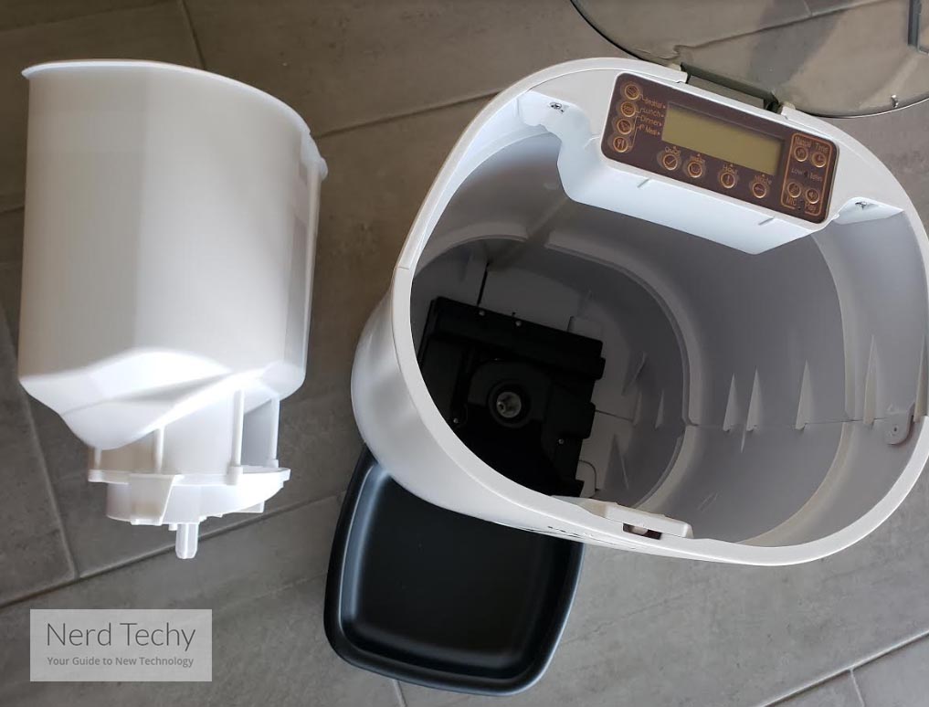 A Detailed Review of the Wopet Automatic Pet Feeder - Nerd Techy