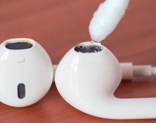 cleaning earbuds alcohol