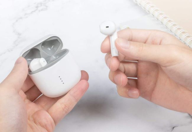 taking airpods out of case