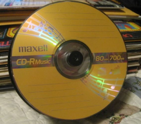 CD-R Blank Discs 700MB 80-Minutes 52X Recordable Disc for Data and Music -  10 Pack Slim Cases 