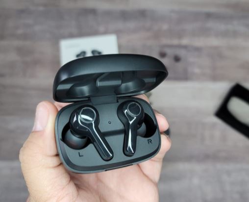 realme earphones black