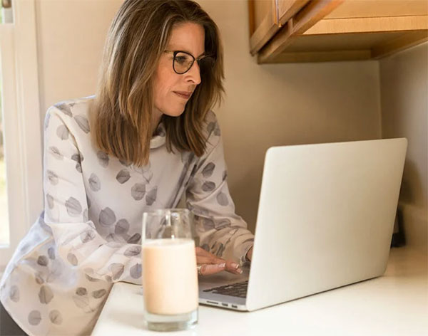 using-laptop-in-kitchen