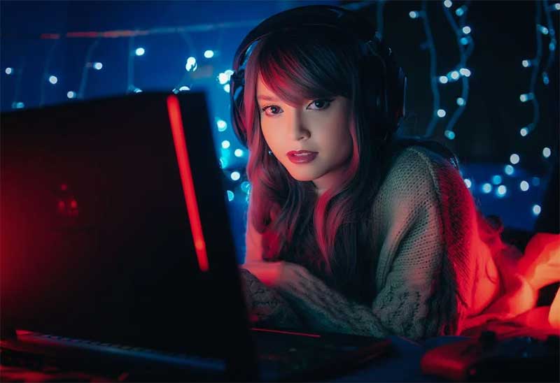 woman playing gaming laptop