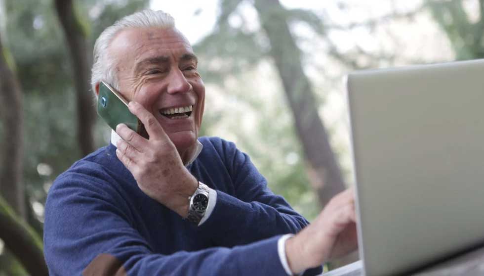 old-man-using-verizon-smartphone