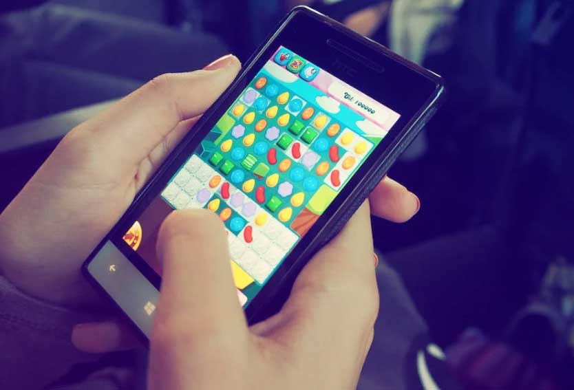 Jogando Candy Crush Saga