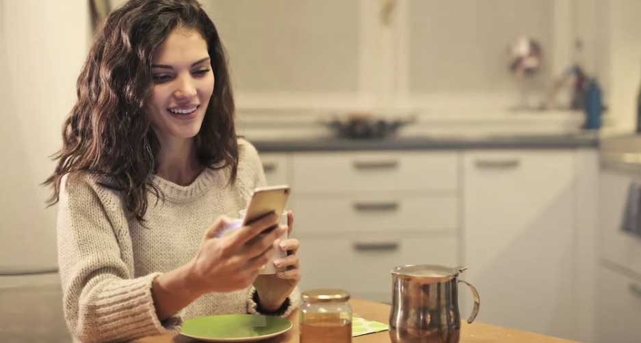 texting-at-breakfast