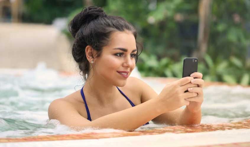 texting-in-a-hot-tub