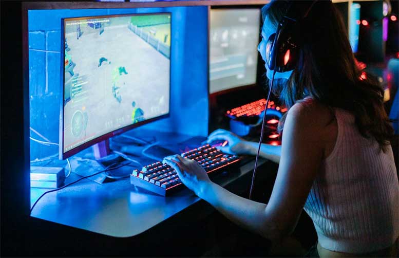 girl playing gaming pc