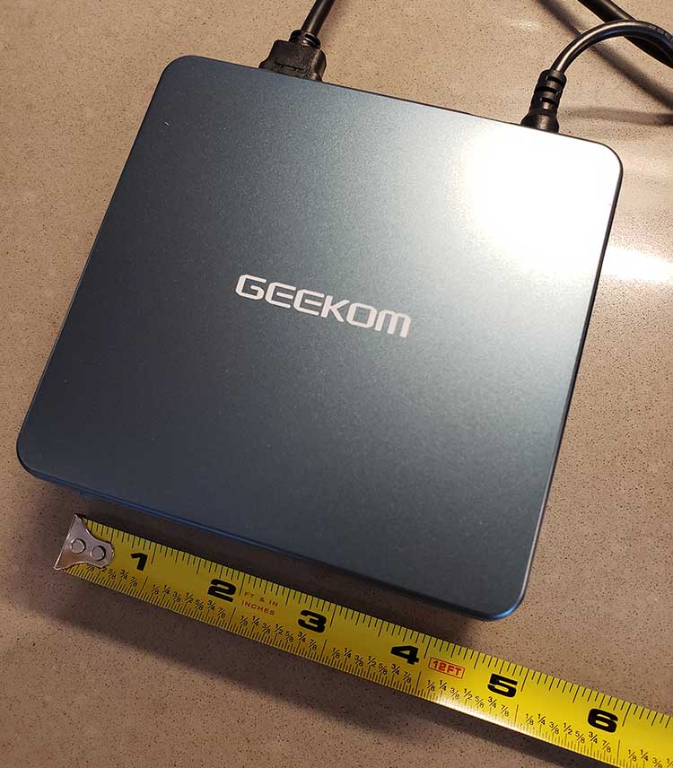 GEEKOM-Mini-IT13-on desk