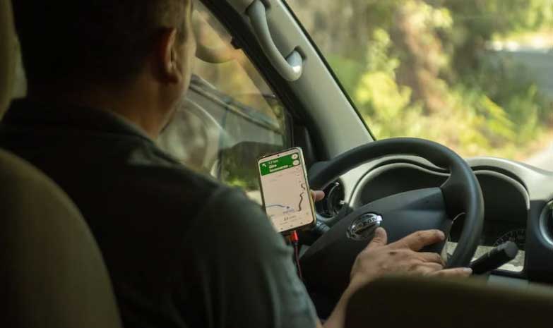 driving with google maps open