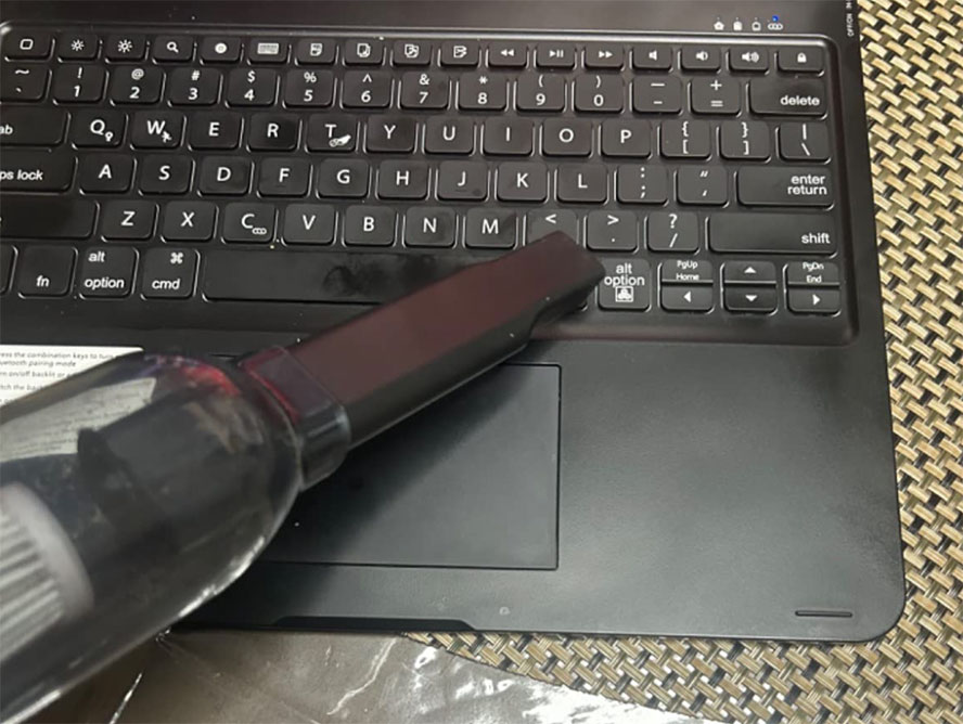 saker-mini-keyboard-vacuum- in hand