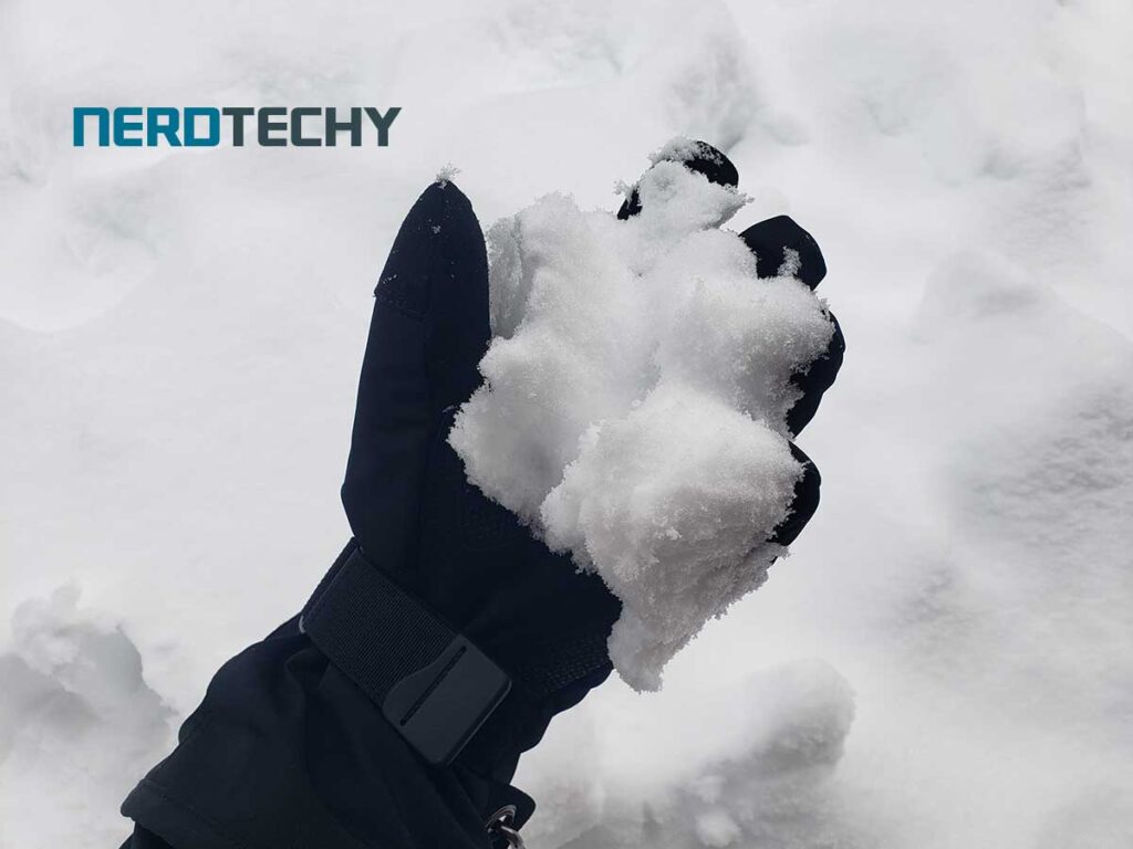 neberon-pro-series-heated-gloves with snow