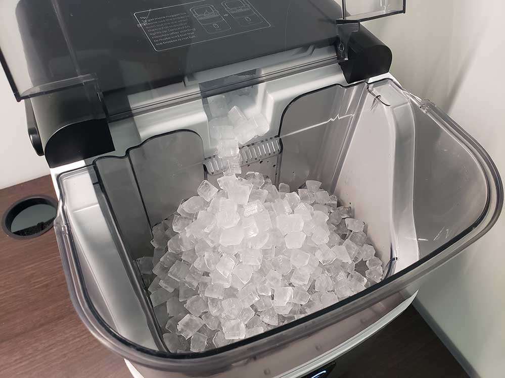 ecozy-smart-nugget-ice-maker making ice