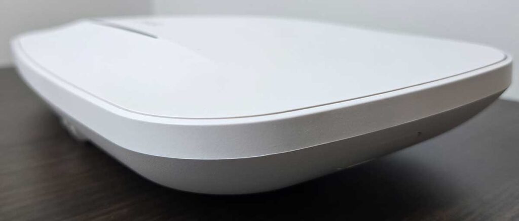 Zyxel-BE6500-front corner