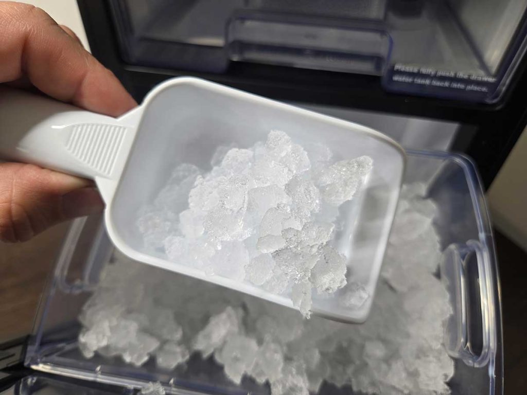 ecozy-Countertop-Nugget-Ice-Maker-ice